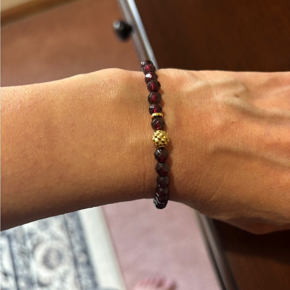 18k gold Lagos garnet bracelet! Excellent condition
